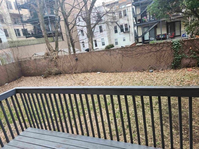 Building Photo - 208 Willow Ave