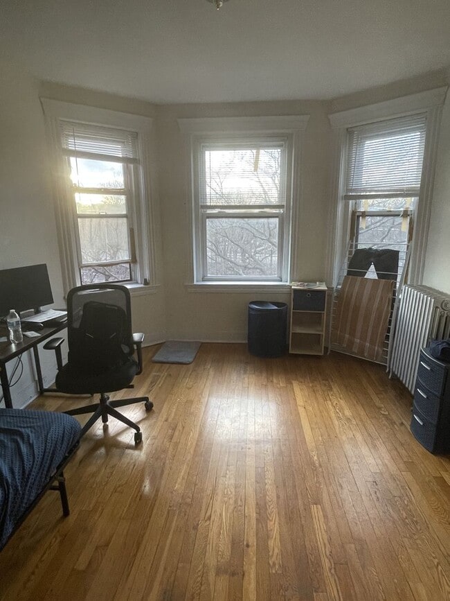 Building Photo - 2BR 1Bth unit. Heat/Hot Water included. Great location!