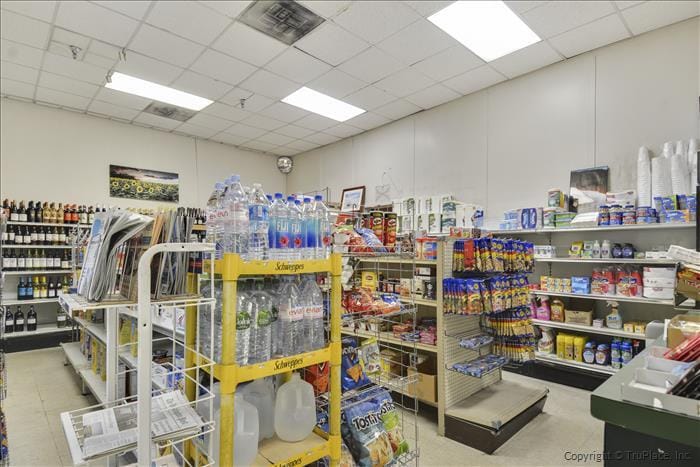 Willoughby Market located by the Lobby - 4515 Willard Ave