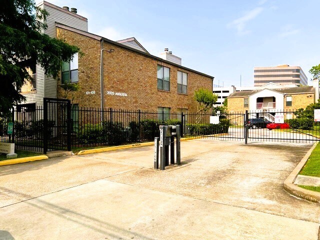 Building Photo - 2025 Augusta Dr