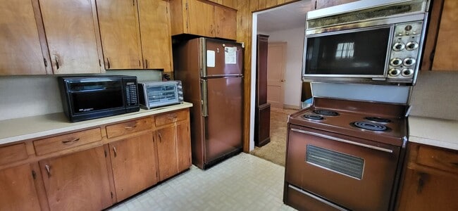 Building Photo - 2-bedroom, 1-bath partially furnished home