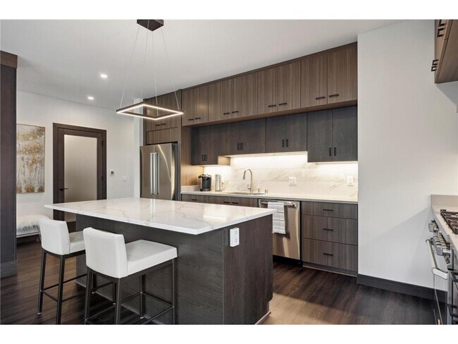 Building Photo - 253 Lake St E