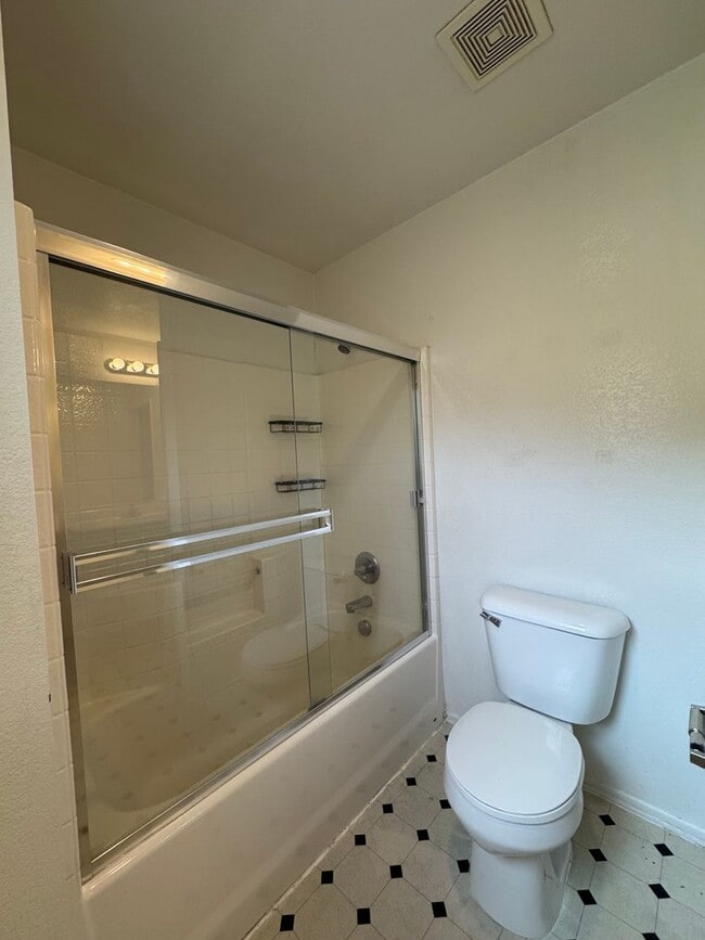 Building Photo - JUST REDUCED! Spacious 3 Bedroom Home in Victorville