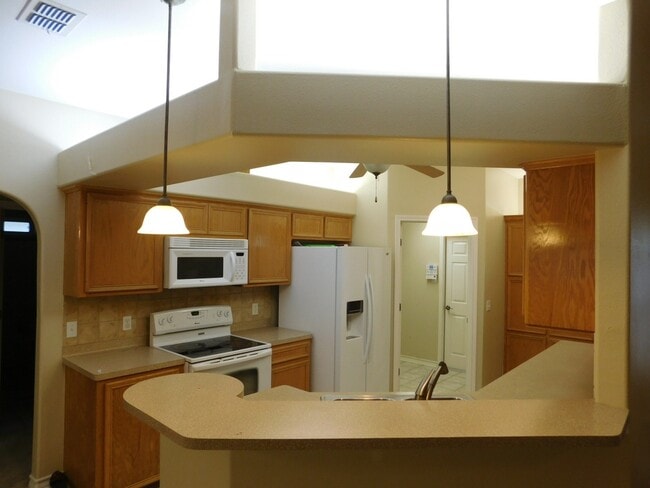 Building Photo - Spacous Southside Split Bedroom Home