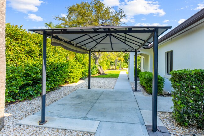 Building Photo - 4400 Vanda Dr