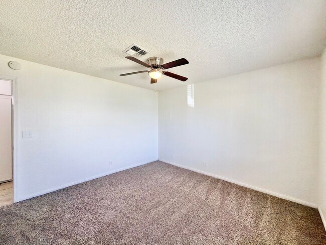 Building Photo - AVAILABLE NOW!! 2 Bedroom 1 Bathroom Apartment in Cathedral City!