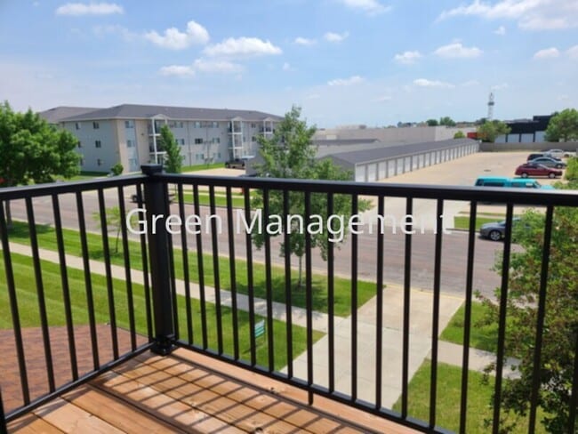 Building Photo - 2 Bedroom top floor with balcony