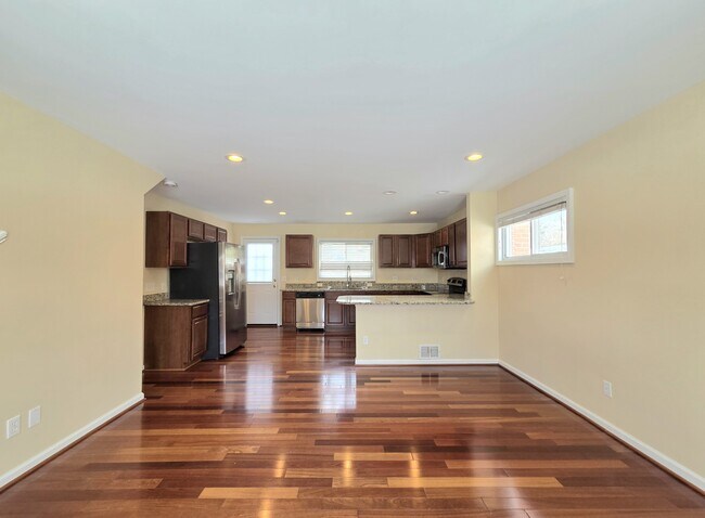 Building Photo - 108 N Gladden St