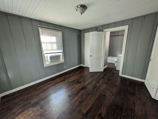 Building Photo - 975 Center St