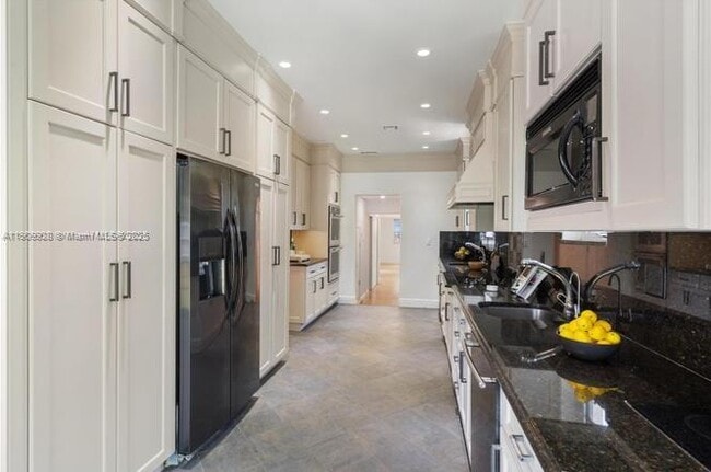 Building Photo - 1033 W 47th St