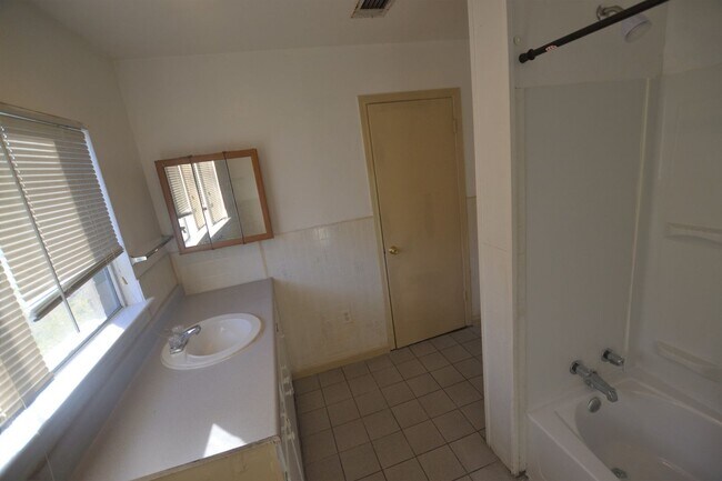 Building Photo - Housing Vouchers Accepted!!!  Location!  Newly updated, 4 bedroom, 2 bath home in historic Beechw...