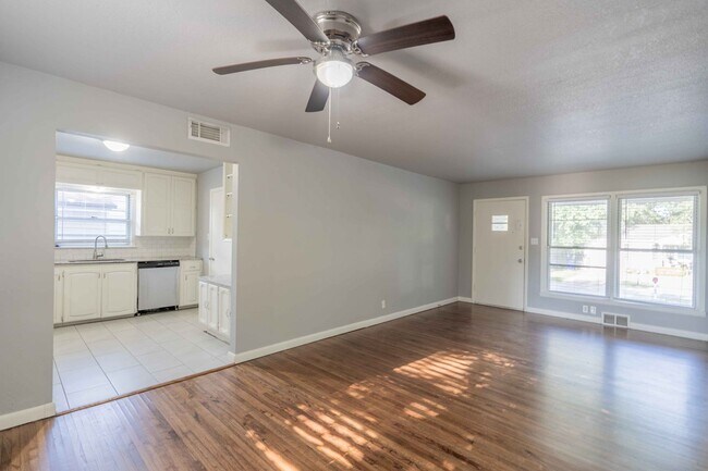 Building Photo - 1618 S Ash Pl