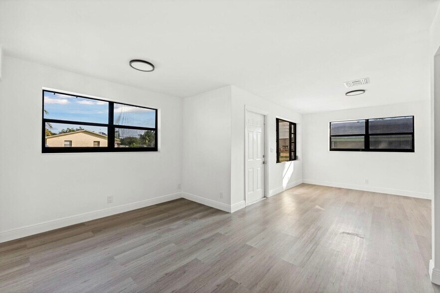 Building Photo - 230 SW 13th Ave