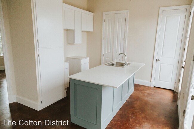 Building Photo - 517 University Dr