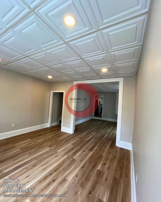 Building Photo - Massive 5 bedroom 1 bath house with fence in yard