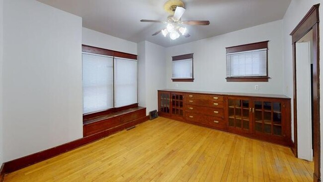 Building Photo - 612 E D Ave