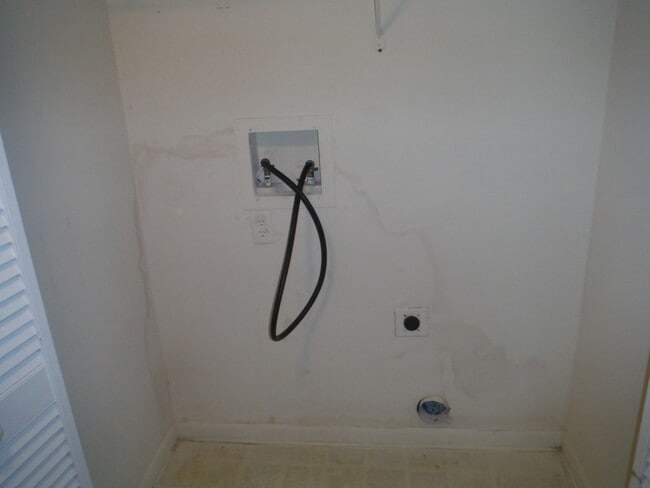Building Photo - Nice 2nd FL Condo with Screened Balcony