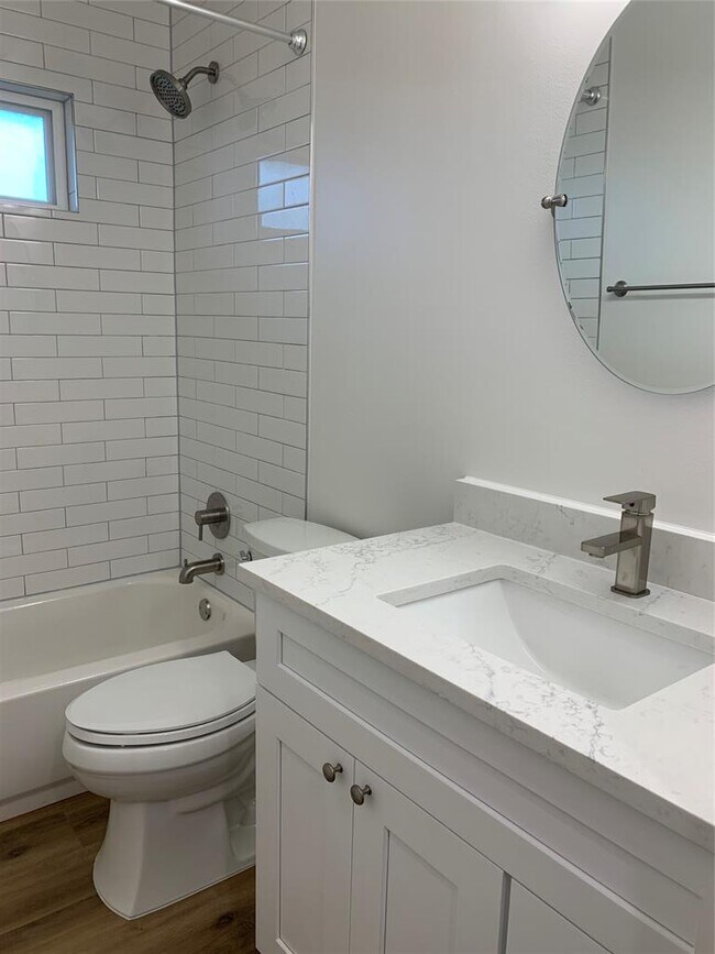 Building Photo - 1400 Kamar Dr