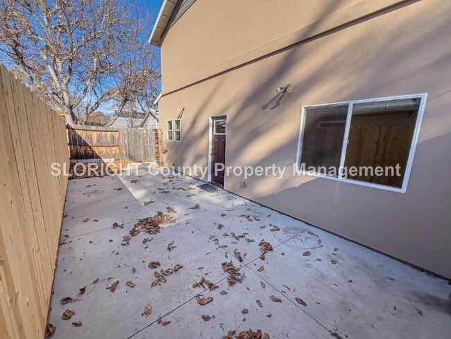 Building Photo - AVAILABLE NOW - Spacious Home Close to Downtown Paso Robles - 3 Bed / 2.5 Bath