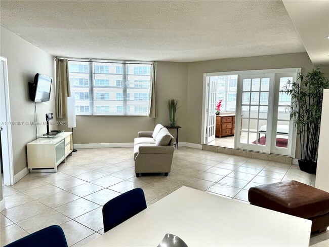 Building Photo - 801 Brickell Bay Dr