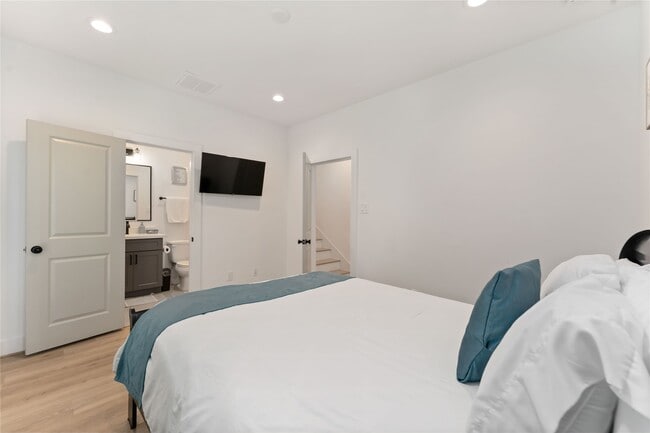 Building Photo - 2341 Eagle St