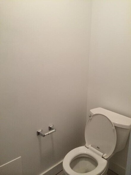 Building Photo - 214 Hanover St