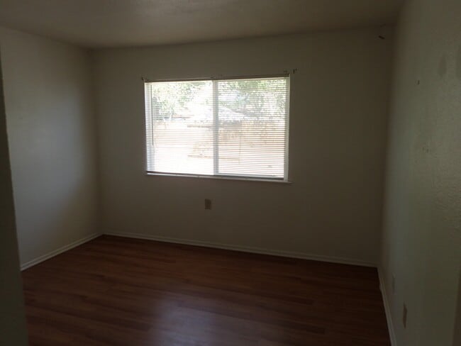 Building Photo - 208 W Mariposa Ave