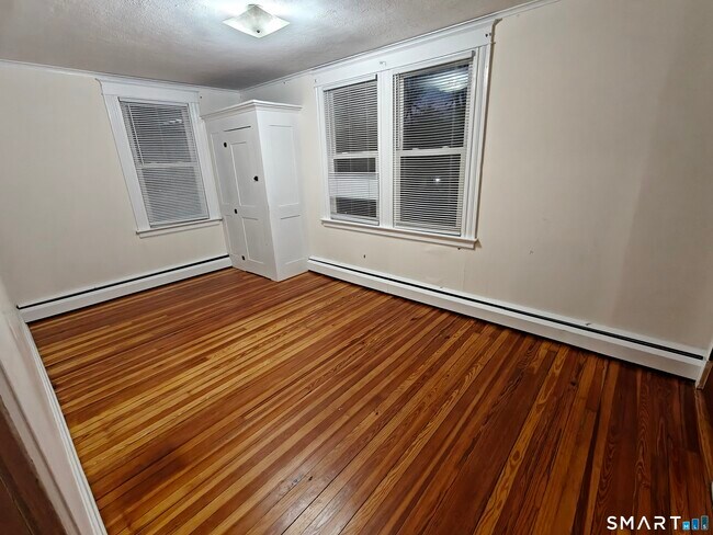 Building Photo - 387 Plainville Ave