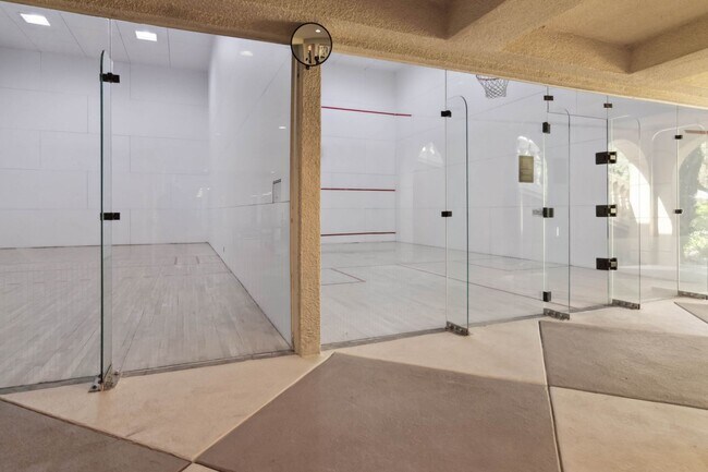 Building Photo - Remodeled 2 Bedroom Condo Just Off the Strip!