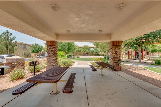 Building Photo - Lovely home in cul-de-sac lot with fenced pool!