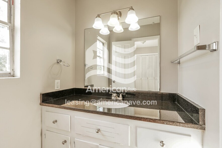 Building Photo - 3512 Jamaica Dr