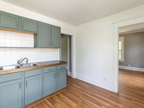 Building Photo - "Charming 2-Bedroom Gem with Ample Space on Cottage Grove Avenue!"