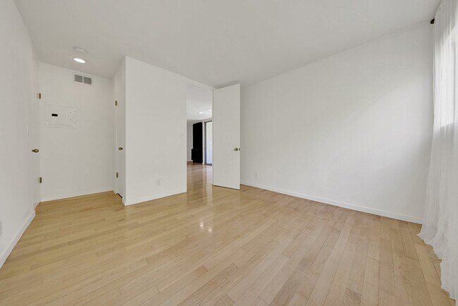 Building Photo - 1147 N Clark St