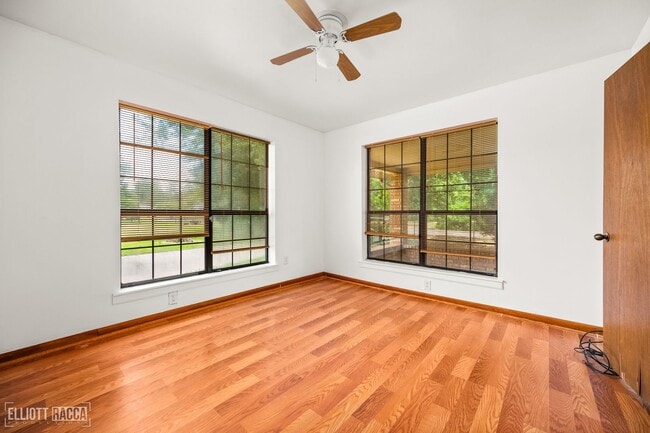 Building Photo - Check Out this 2 bed 1 bath in Alexandria