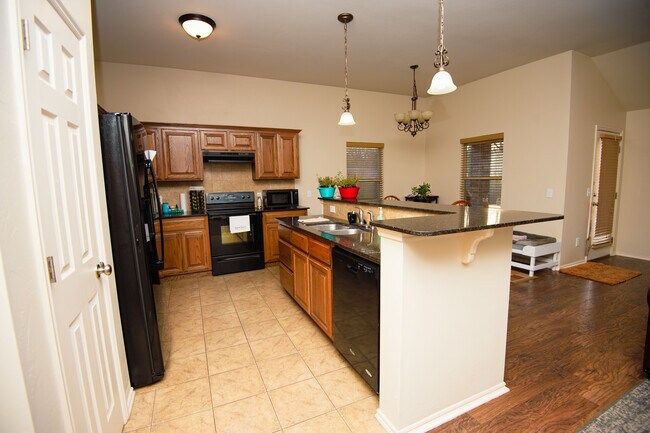 Building Photo - 912 S Linford Dr