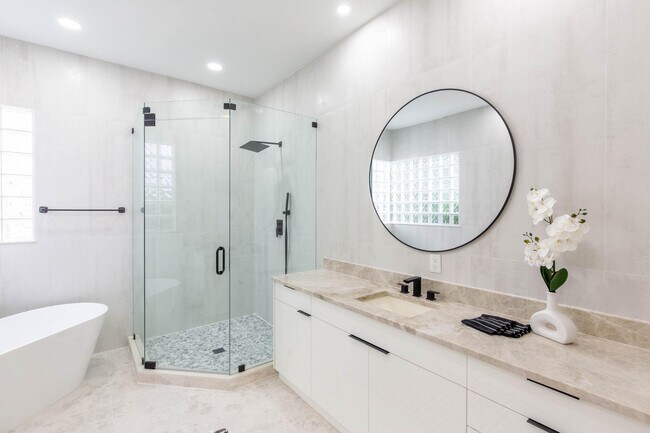 Building Photo - 2443 Players Ct