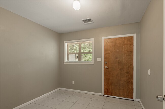 Building Photo - 604 Hayman St