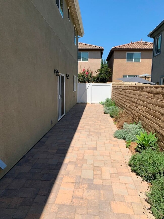 Building Photo - Upgraded 4+3.5 in Sylmar w/backyard + garage!