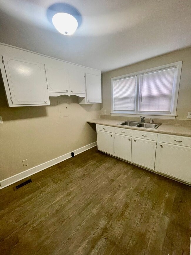 Building Photo - This adorable  2 Bedroom 1 bath home on Glenwood Drive