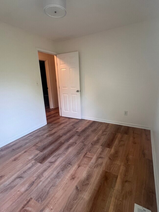 Building Photo - 802 Taper Ct