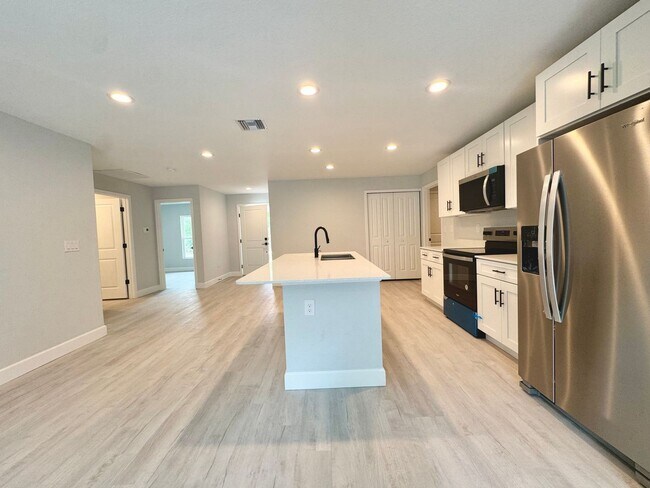 Building Photo - New Home Port Charlotte House For Rent