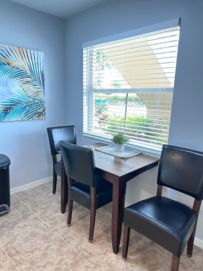 Building Photo - Renovated 1st Floor Seasonal unit in North Naples