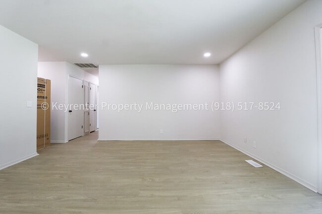 Building Photo - Beautifully Redone 3 Bedroom BA House! Available for Immediate Move in!
