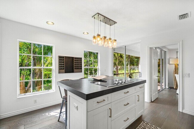 Building Photo - 11823 Pebblewood Dr