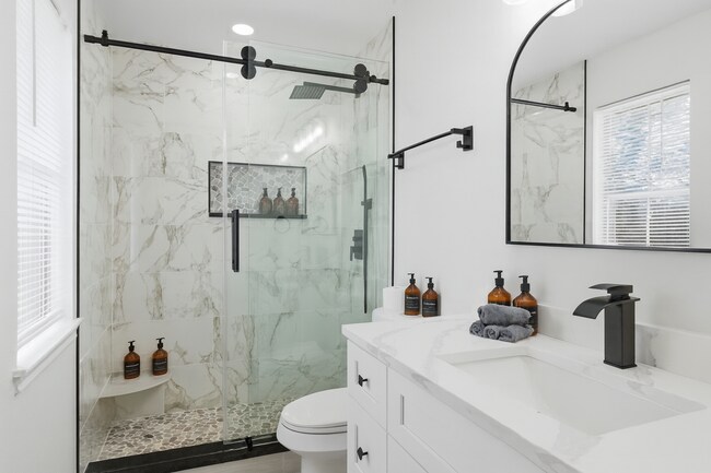 Building Photo - 4 bed with back yard in great East side location.