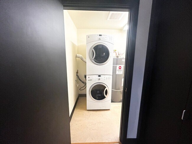 Building Photo - 2 Bedroom Lofts in Overlook! Water, Sewer and Garbage Included!!!