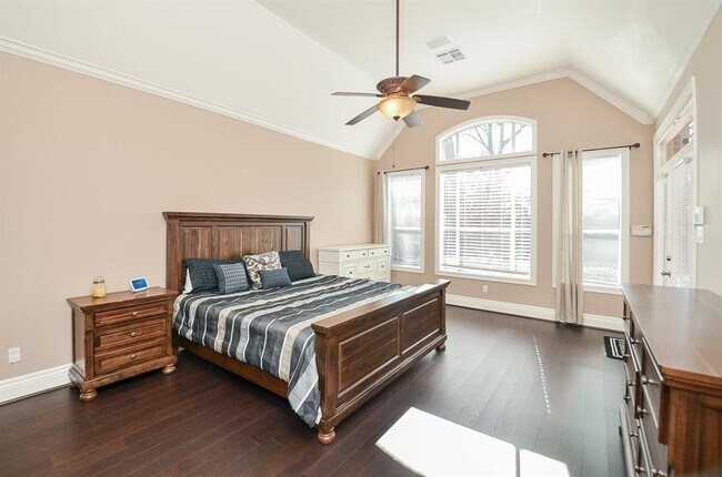 Building Photo - 5835 Stratford Gardens Dr