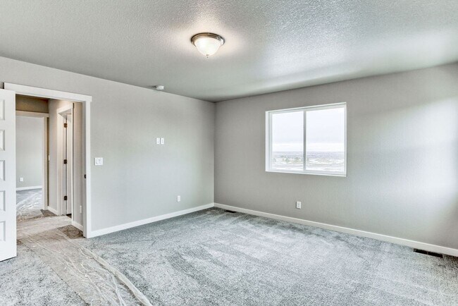 Building Photo - 3 Bedroom 3 Bath home in Raindance