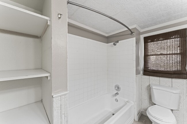Building Photo - Charming 2 Bed, 1 Bath Lenexa Home with Modern Amenities!