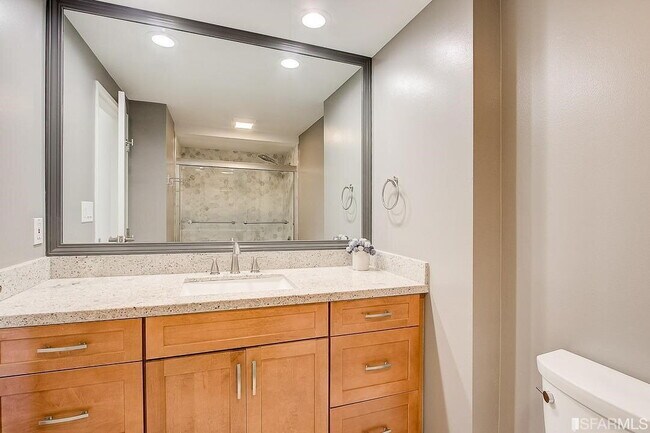 Building Photo - San Francisco Living at Its Finest 1BR/1BA w/ Parking & In-Unit Laundry